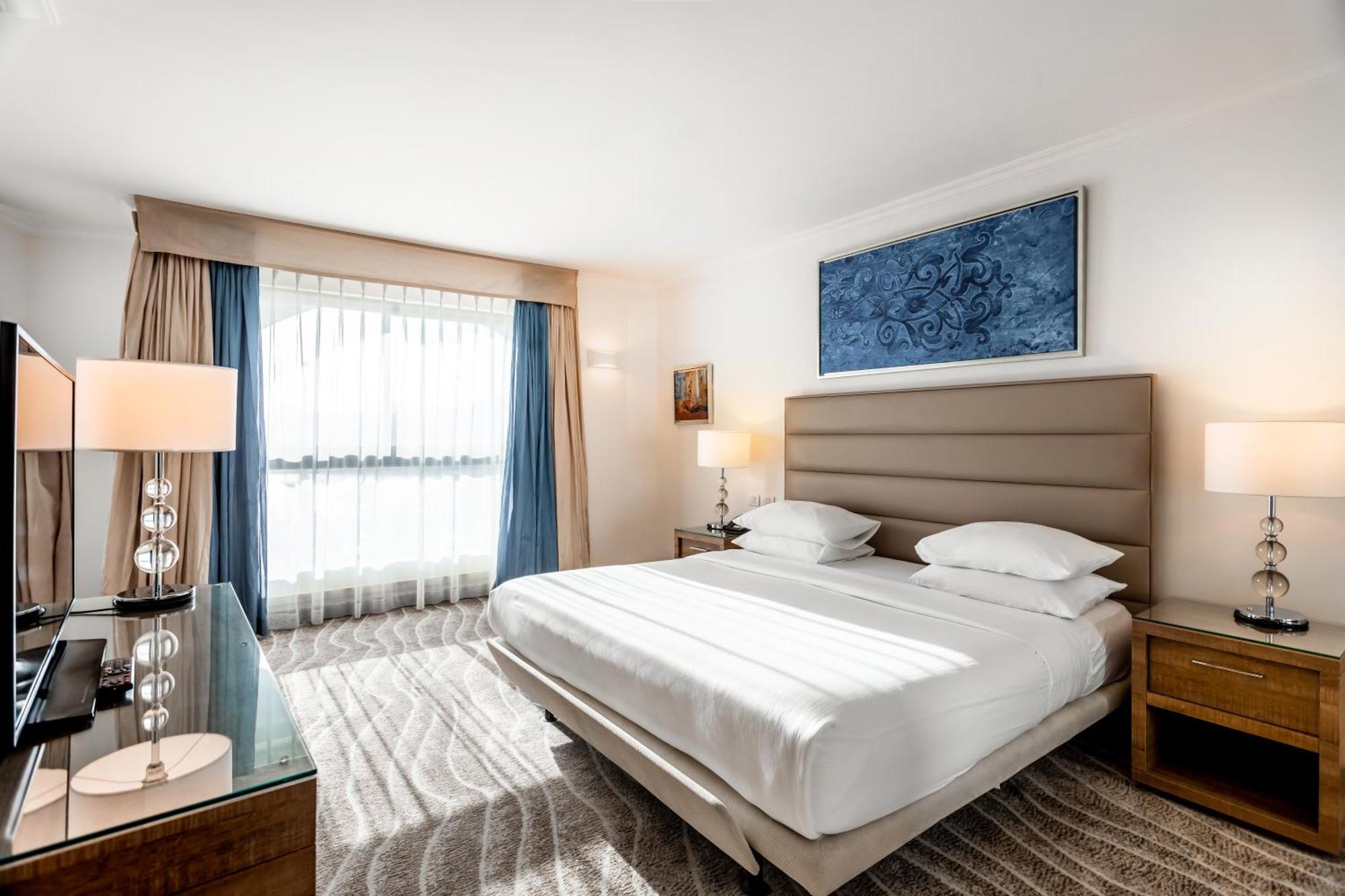 Queen Of Sheba Eilat Exterior foto A bedroom at the Hilton London Heathrow