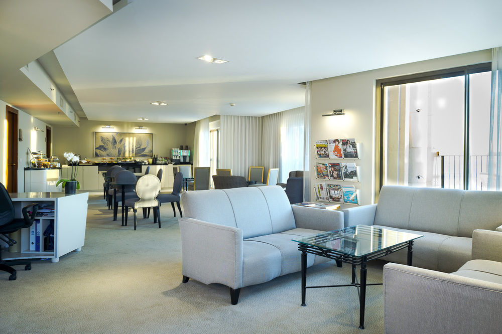 Queen Of Sheba Eilat Exterior foto A living room in a serviced apartment in Hong Kong
